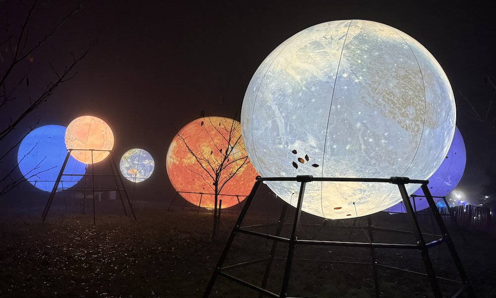 Review Yuletide Planets